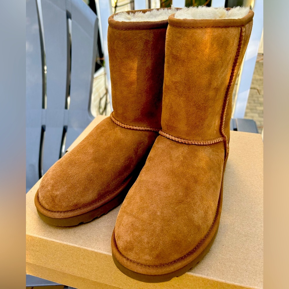 UGG Women’s size 7 classic short II boots, chestnut